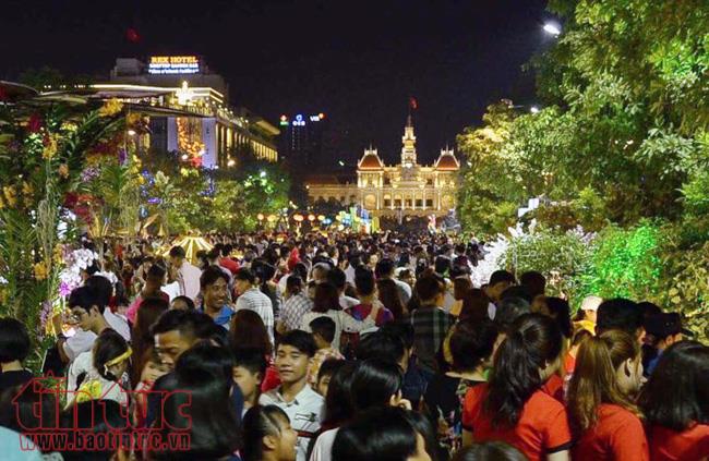 Người dân TP Hồ Chí Minh đổ về trung tâm ngắm hoa, chờ thời khắc pháo hoa Giao thừa ảnh 4